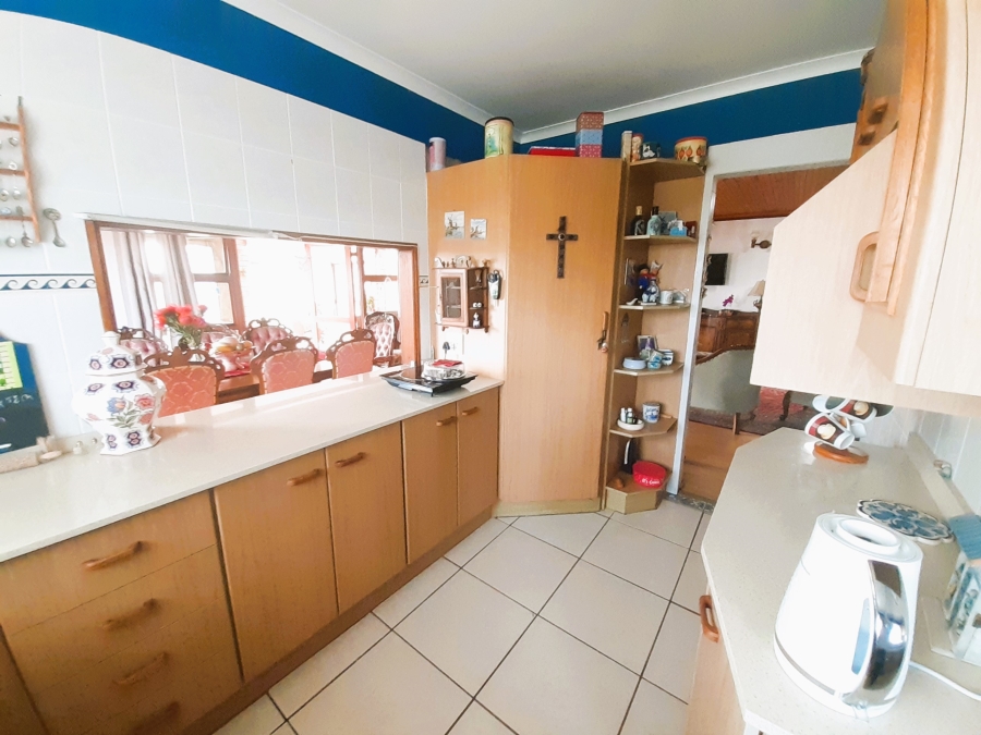 6 Bedroom Property for Sale in Paradise Beach Eastern Cape